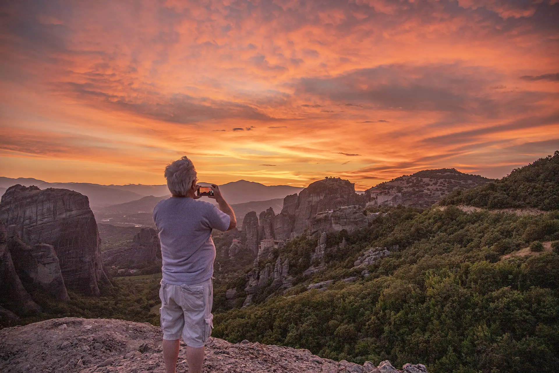 Capturing the Magic: Tips for Sunset Enthusiasts in Meteora