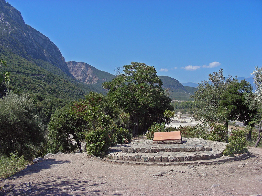 Kolonos-hill-thermopylae