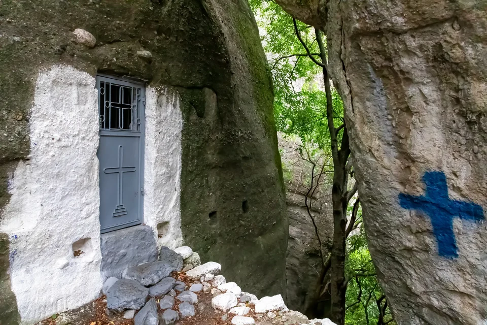 caves-hiking- holy-spirit