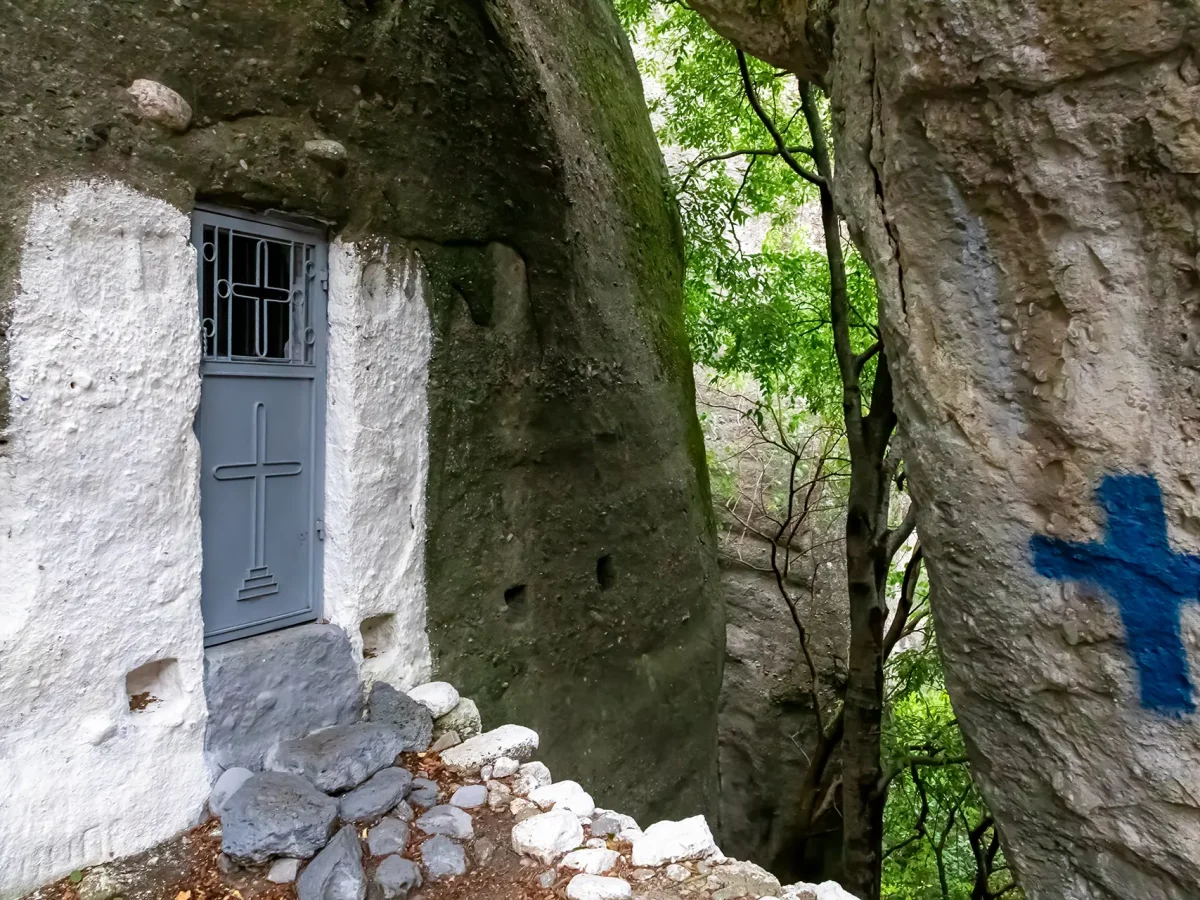 holy-spirit-caves-hiking-tour